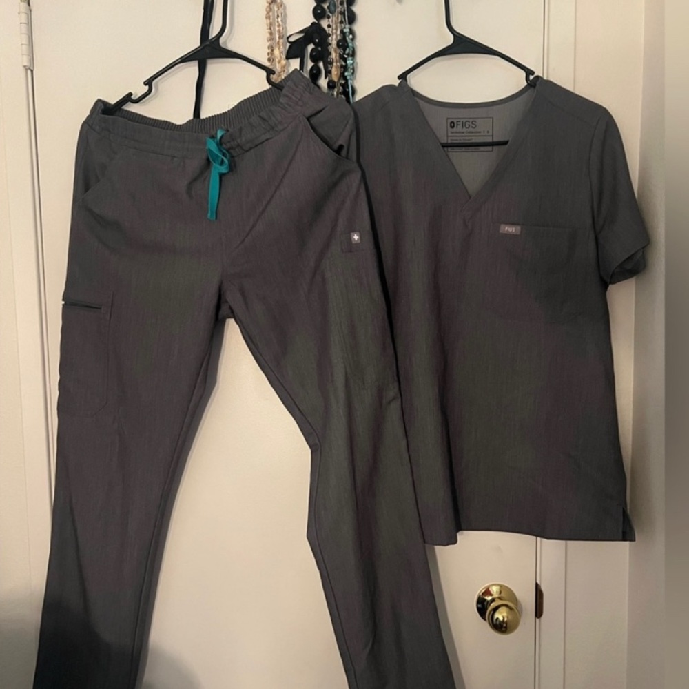 Figs womens heathered grey small one pocket top and small Yola skinny pants